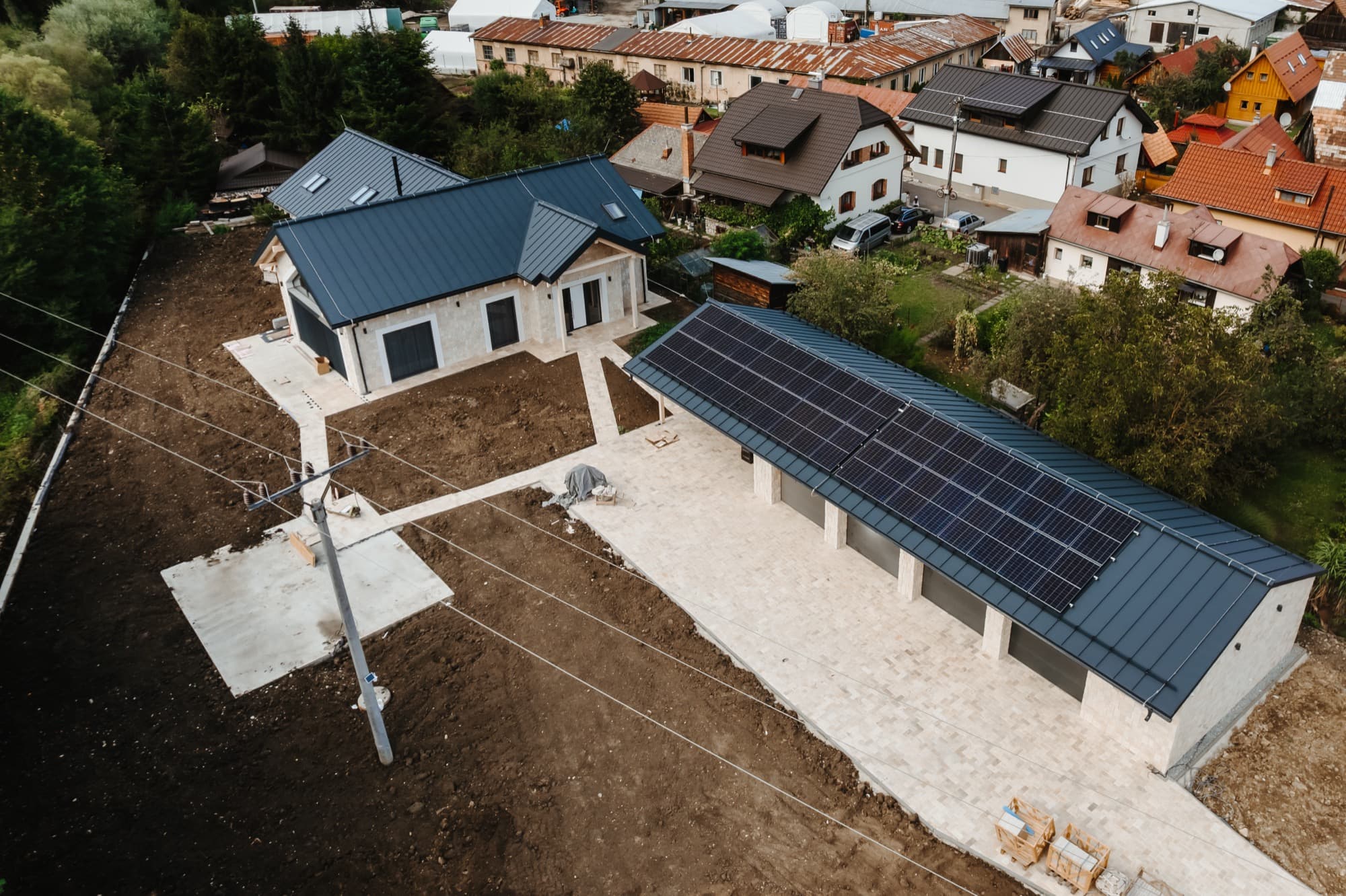 Letecký pohľad na prebiehajúcu stavbu rodinného domu