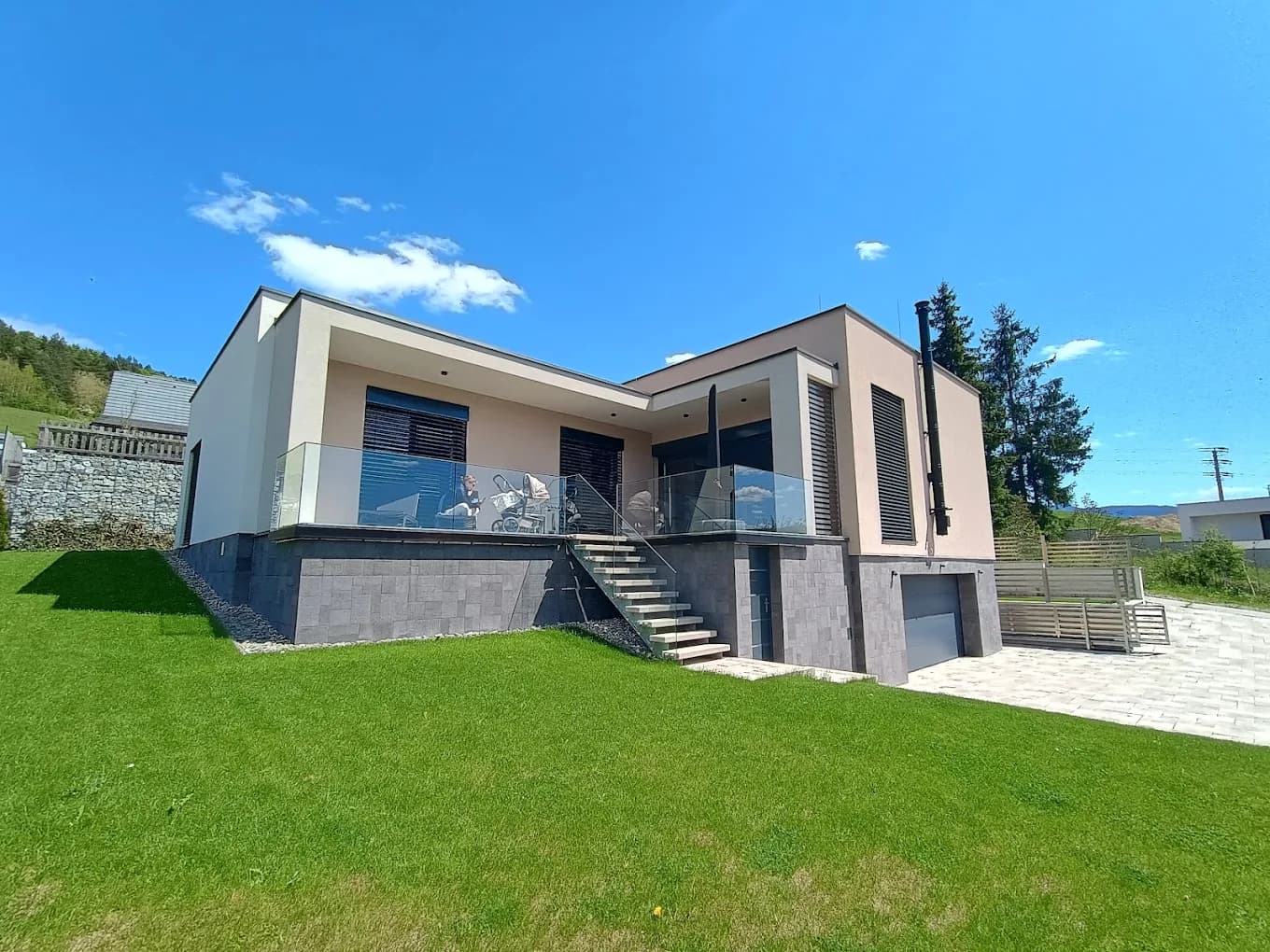 Dom s plochou strechou – exteriér – terasa a vstup do garáže